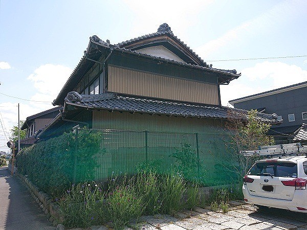 岐阜市で室内雨漏りが発生した瓦屋根を調査し谷板金の劣化とズレを確認した現地点検